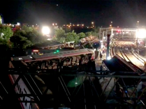 Поезд сошел с рельсов на Тайване, число раненых  превысило 150 человек