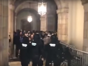В Барселоне полиция разогнала протестующих страйкбольными пулями