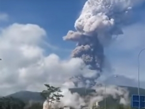 В Индонезии после землетрясения и цунами произошло  извержение вулкана (ФОТО, ВИДЕО)