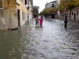 В Венеции впервые за 40 лет затоплено три четверти города. Непогода по всей стране убила уже девять человек (ФОТО, ВИДЕО)