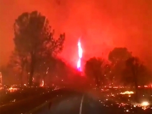 В Калифорнии эвакуировали 50 тысяч человек из-за лесных пожаров, огнем уничтожен целый город (ФОТО, ВИДЕО)