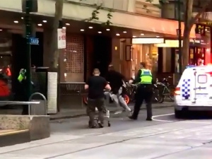 В Мельбурне мужчина врезался в ТЦ на машине, взорвал ее и напал с ножом на людей