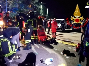 Пятеро подростков и женщина погибли в результате давки в итальянском клубе, более 100 человек пострадали