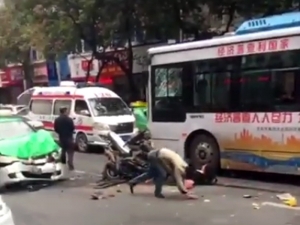 В Китае угонщик автобуса задавил пять человек, более 20 получили ранения