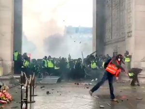 В охваченном беспорядками Париже открыты все достопримечательности, кроме поврежденной Триумфальной арки