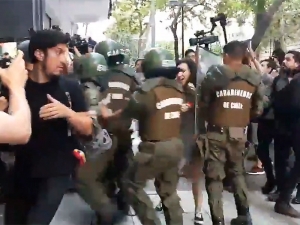 В Сантьяго во время акции протеста пострадали пять полицейских (ФОТО, ВИДЕО)
