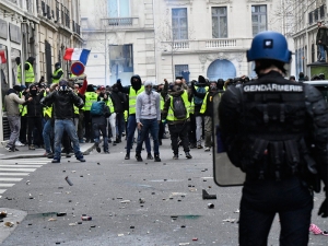 Во Франции два участника протестов 