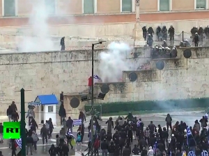 Греческая полиция применила слезоточивый газ против демонстрантов у стен парламента в Афинах