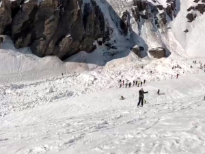 Лавина накрыла нескольких лыжников на швейцарском горном курорте Кран-Монтана
