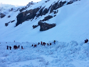 Один из попавших под лавину лыжников на швейцарском горном курорте скончался (ВИДЕО схода лавины)