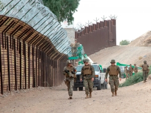 Трамп не исключает возведения 'живого' барьера на границе с Мексикой