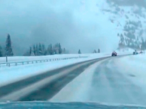 В Колорадо водителей чуть не погребло на трассе под мощной лавиной (ФОТО, ВИДЕО)