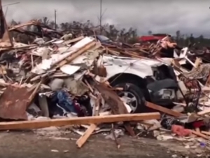 В штате Алабама 22 человека погибли в результате торнадо (ФОТО, ВИДЕО)