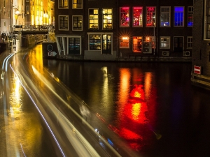 Власти Амстердама перестанут пускать экскурсии в квартал красных фонарей с 2020 года