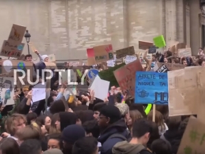 Во Франции тысячи школьников и  студентов вышли на манифестации против загрязнения окружающей среды