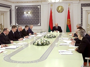Лукашенко пожаловался на 'обнаглевшую' Россию, которая на добро отвечает злом и 'выкручивает руки'