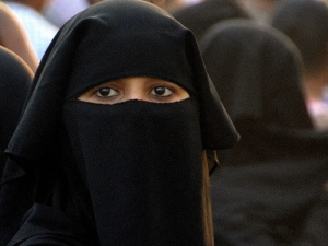 На Шри-Ланке после терактов запретили носить одежду, закрывающую лицо