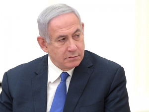 Партии премьера Израиля и его соперника получают равное число мест в кнессете, но шансы Нетаньяху на пятый срок выше