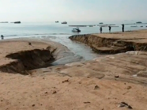Первый шторм сезона в Паттайе: потоп на улицах и огромные вымоины на пляжах