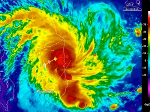 Тропический циклон 'Кеннет' с порывами ветра до 285 км/ч обрушился на Мозамбик