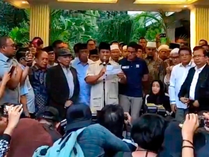 В Индонезии лидер оппозиции объявил себя новым президентом