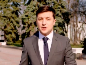 Зеленский предложил Тимошенко роль арбитра на дебатах с Порошенко