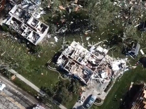 Торнадо разрушили сотни домов на Среднем Западе США: погиб мужчина, в дом которого прилетел автомобиль (ФОТО, ВИДЕО)