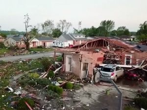 Торнадо разрушили сотни домов на Среднем Западе США: погиб мужчина, в дом которого прилетел автомобиль (ФОТО, ВИДЕО)