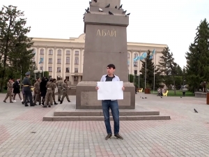 В Казахстане полиция задержала активиста, вышедшего с пустым плакатом, чтобы доказать 