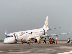 В Мьянме самолет совершил аварийную посадку с заклинившим передним шасси