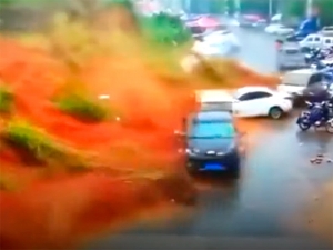 На юго-востоке Китая массивный оползень накрыл припаркованные автомобили