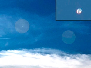 НЛО в небе над Канзас-Сити: жители снимают на ФОТО и ВИДЕО загадочные светящиеся шары