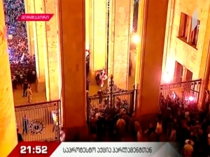 В Грузии сторонники оппозиции приступили к штурму здания парламента