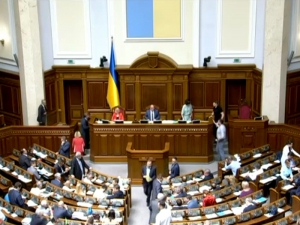 Верховная рада Украины отказалась отправлять в отставку глав МИД, Минобороны и СБУ, зато приняла закон по импичменту президента
