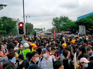Гонконгцы устроили новую акцию протеста - теперь в спальном районе