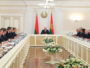 Лукашенко поручил правительству активизировать работу по урегулированию визовых вопросов с Евросоюзом и Россией