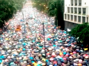 В Гонконге проходит  новое шествие протестующих - несмотря на дождь и запрет полиции