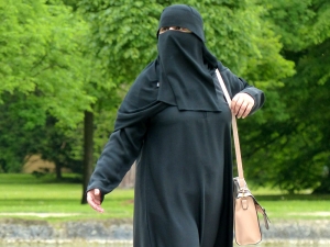 В Нидерландах запретили носить в общественных местах и госучреждениях паранджу, никаб и балаклавы