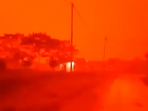 Из-за дыма природных пожаров красная мгла окутала деревню в Индонезии (ФОТО, ВИДЕО)