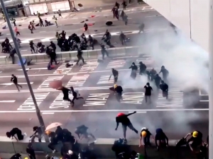 Полиция снова применила водометы и слезоточивый газ для разгона демонстрантов в Гонконге