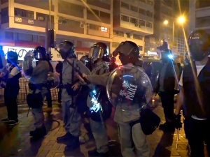Полиция снова применила водометы и слезоточивый газ для разгона демонстрантов в Гонконге