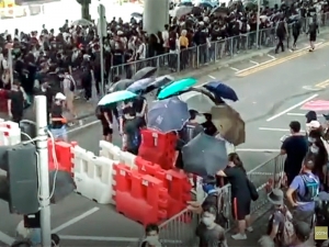 В Гонконге демонстранты блокируют подступы к аэропорту