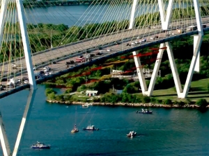 В Хьюстоне арестованы активисты Greenpeace, устроившие акцию на мосту через судоходный канал