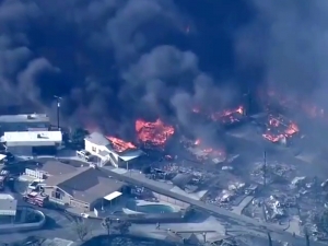 Экстремальная пожароопасность в Калифорнии: огонь уничтожил десятки домов (ФОТО, ВИДЕО)