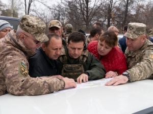 Украина и ЛНР объявили, что начат отвод военных подразделений с Донбасса. Добровольцы, которые против 'капитуляции', отрицают это