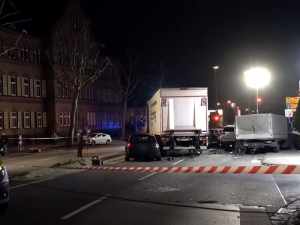 В немецком Лимбурге угонщик грузовика протаранил автомобили на светофоре, это признали терактом (ФОТО, ВИДЕО)