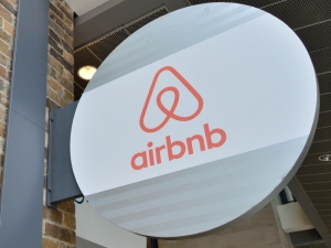 Airbnb запретила аренду домов для вечеринок после расстрела пяти человек в Калифорнии на Хеллоуин