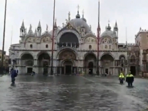 МИД РФ предупредил туристов о чрезвычайной ситуации в Венеции, но россиян сильнейшее за десятки лет наводнение не испугало  (ФОТО, ВИДЕО)
