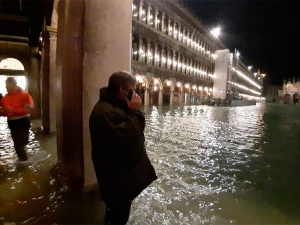 Наводнение в Венеции едва не стало рекордным: затоплено 80% города, погиб один человек (ФОТО, ВИДЕО)