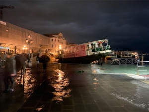 Наводнение в Венеции едва не стало рекордным: затоплено 80% города, погиб один человек (ФОТО, ВИДЕО)